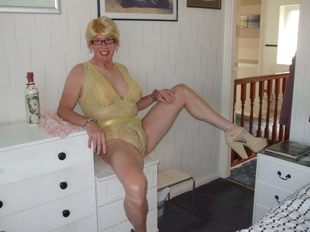 miss-andi-moorcock-a-mature-cd-and-her-yellow-laceyteddy-photo-4