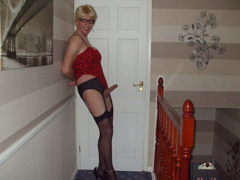 Miss Andi Moorcock A Mature Crossdresser Loves To Exhibit At Home For
