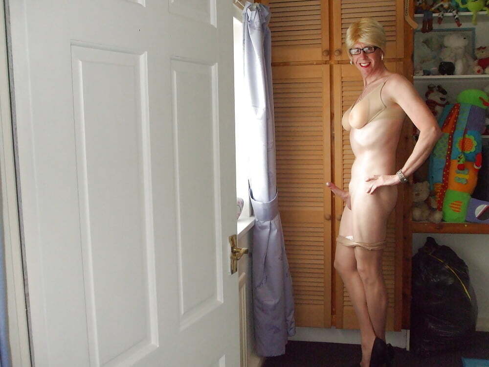 Miss Moorcock Loves To Expose Herself At Home Photo 13