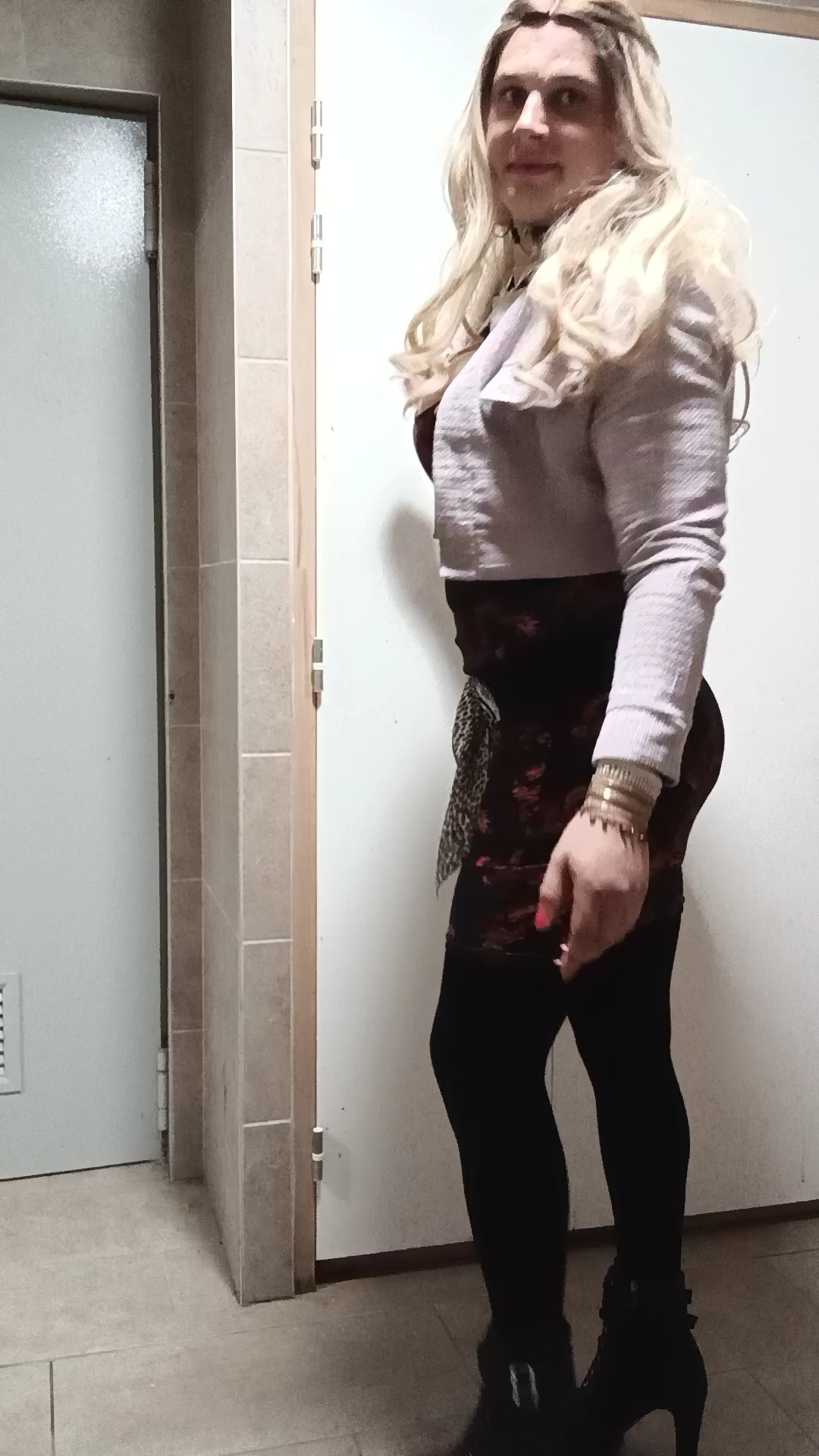 Petite trans salope pour grosse bite travestie francaise - photo 1 -  aShemaletube.com