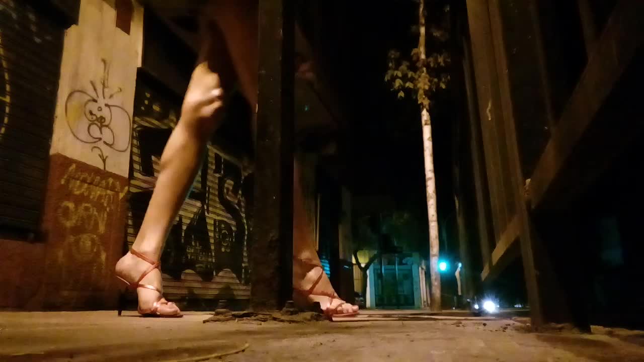 FerLaFemme - Oiled legs walk on citylights