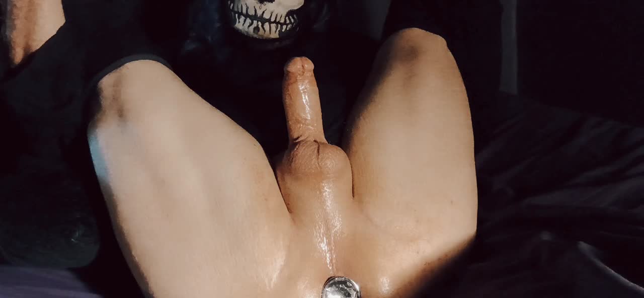 Oiled jerking with butt plug with Raven LeTrap